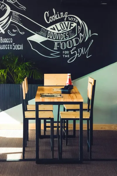 Sillas de madera organizadas en comedor